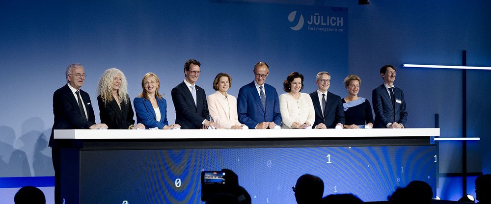 Inauguration of JUPITER: Ceremonial act with Prof. Dr. Dr. Thomas Lippert, Director of Jülich Supercomputing Centre (JSC), Prof. Dr. Kristel Michielsen, Director of Jülich Supercomputing Centre (JSC), Ekaterina Zaharieva, Commissioner Startups, Research and Innovation, European Commission, Hendrik Wüst, Minister-President of North Rhine-Westphalia, Prof. Dr. Astrid Lambrecht, Chair of the Board of Directors at FZJ, Friedrich Merz, Federal Chancellor, Dorothee Bär, Federal Minister for Research, Technology and Space, Karsten Wildberger, Federal Ministry for Digital Transformation and Government Modernisation, Ina Brandes, Minister for Culture and Science of North Rhine-Westphalia,Prof. Dr. Laurens Kuipers, Member of the Board of Directors at FZJ. (© Forschungszentrum Jülich / Kurt Steinhausen)