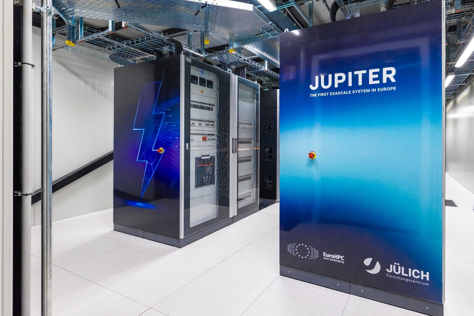 View into one of the seven IT rooms with racks of the JUPITER booster (© Forschungszentrum Jülich / Sascha Kreklau)
